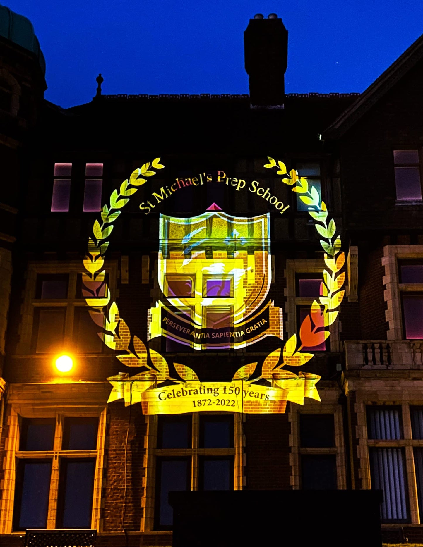 Proyector GOBO con logotipo de 80 W para negocios, luz LED rotacional IP65 impermeable, radiador ultra grande, luz de efecto DJ con control remoto y lente de vidrio para uso en interiores