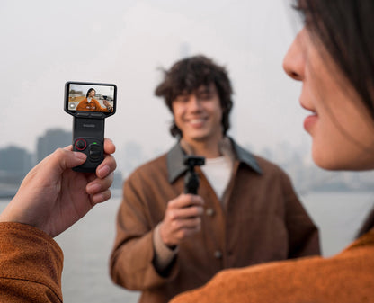 Cámara con estabilizador de doble lente Insta360 Luna Ultra 8K, paquete estándar, color negro cósmico. MFR: 307379