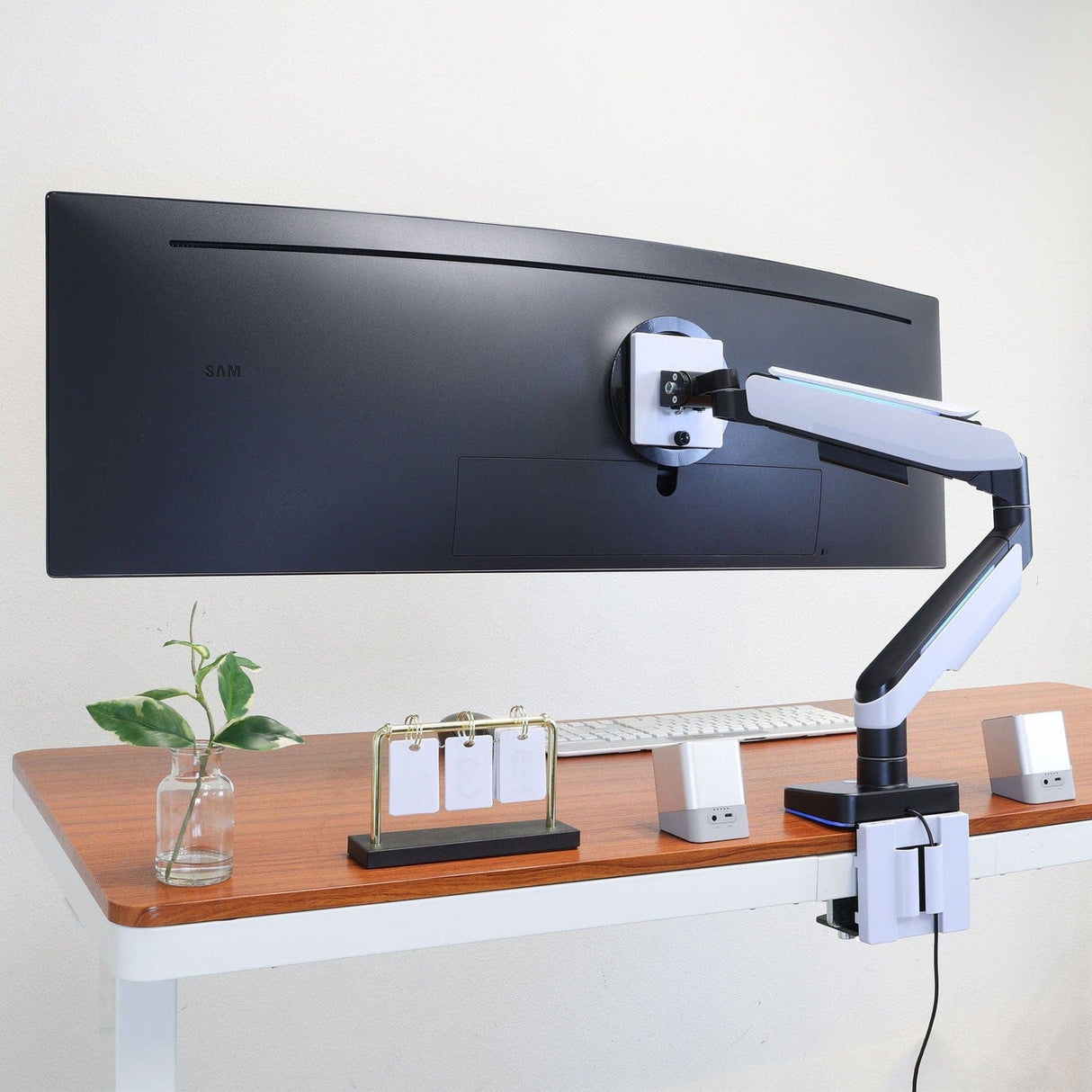 Mount-It! MI-4881 Brazo de monitor individual de alta resistencia para pantallas ultra anchas de hasta 49"