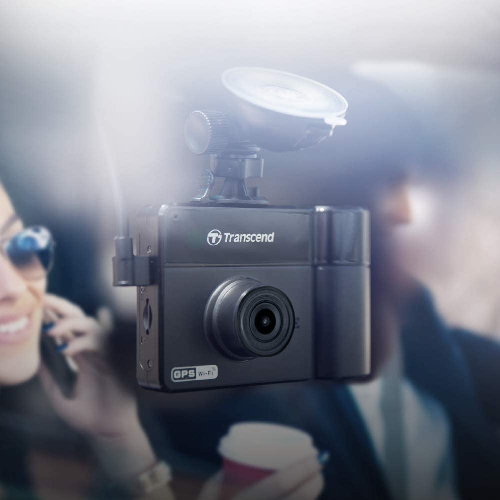 Transcend DrivePro 550 - Cámara de vídeo para salpicadero de coche con ventosa y tarjeta de memoria de 64 GB