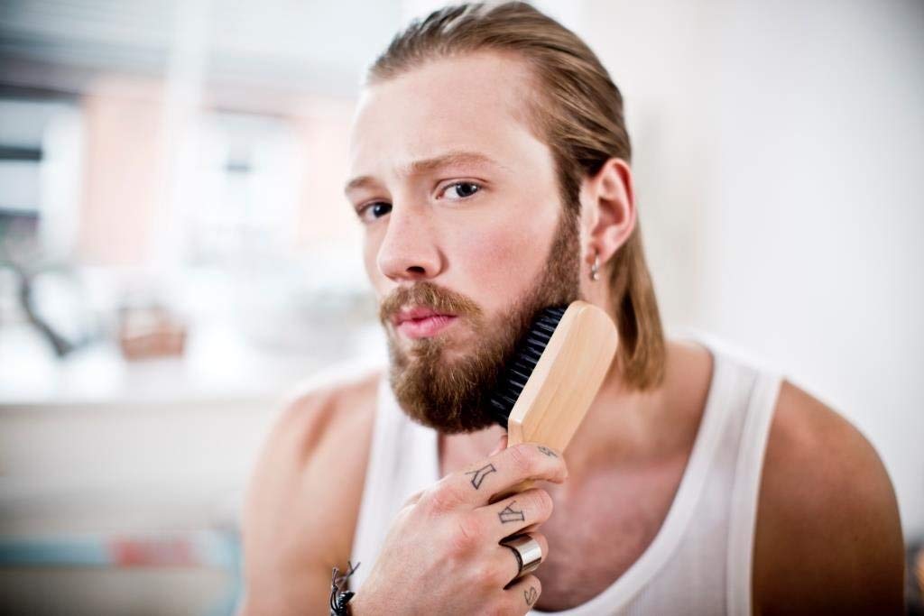 Remington MB4045 - Kit recortador de barba, Cuchillas de Titanio, Cepillo y Tijeras, Inalámbrico, 3 Tipos de Peine, Cortapatillas Extensible