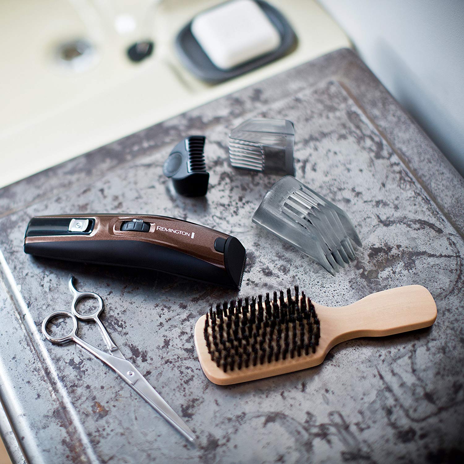 Remington MB4045 - Kit recortador de barba, Cuchillas de Titanio, Cepillo y Tijeras, Inalámbrico, 3 Tipos de Peine, Cortapatillas Extensible