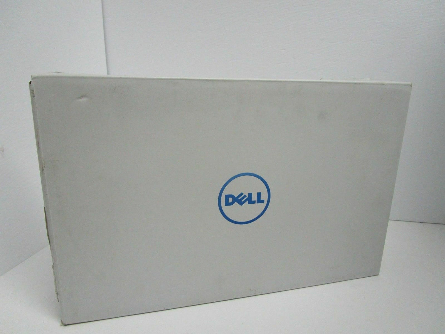 Dell Inspiron i5570-5279SLV 15.6" Touch Laptop / Intel i5-8250U 8GB RAM 1TB HDD